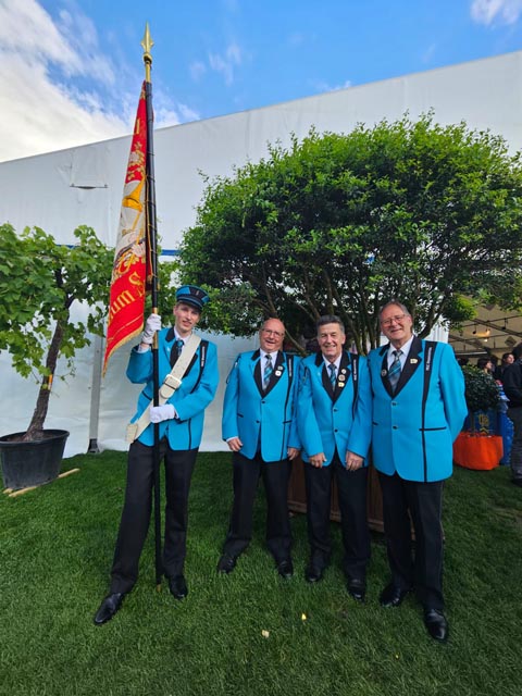 Die Geehrten mit Fähnrich (von links): Janis Bracher, Martin Eberle, Markus Schreiber, Paul Schreiber. Foto: zVg