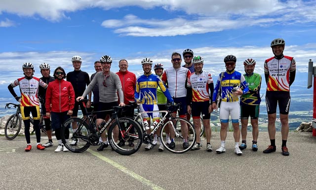 Die Hobbyfahrer des Radfahrervereins «Helvetia» Sulz auf dem Chasseral. Im Hintergrund der faszinierende Ausblick über das Berner Seeland und in die Alpen. Foto: zVg
