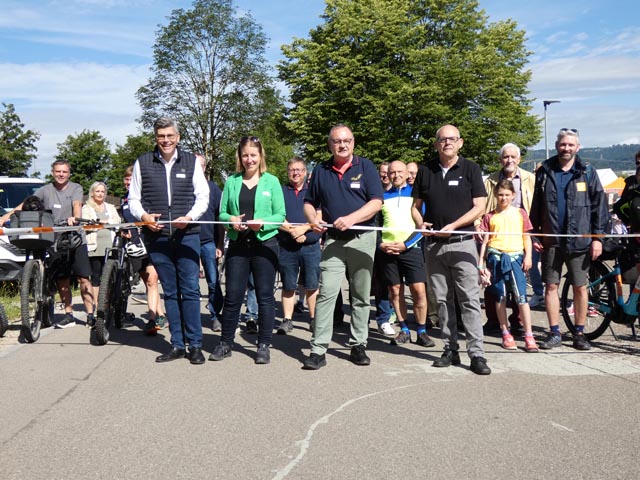 Das Band wird durchschnitten, die slowUp-Strecke freigegeben (von links): Landrat Dr. Martin Kistler, Grossratspräsidentin Dr. Mirjam Kosch, slowUp-Präsident Geri Zumsteg und Gemeinderat Stephan Wiestner. Foto: Jörg Wägli