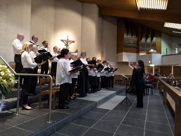 Agnieszka Budzinska dirigiert den Zeiher Kirchenchor seit 25 Jahren. Foto: Ursula Meier-Birchmeier 
