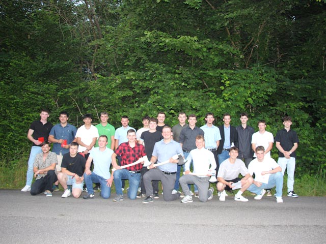 Erfolgreicher Lehrabschluss (vorne mit Ehren-Axt von links): Matthias Müller, Jonathan Schibli und Aron Akeret. Foto: Louis Probst