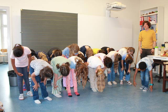 Auch das Verbeugen will geübt sein: Lehrer Jonas Weiss (rechts aussen) mit seiner Klasse. Foto: Sonja Fasler