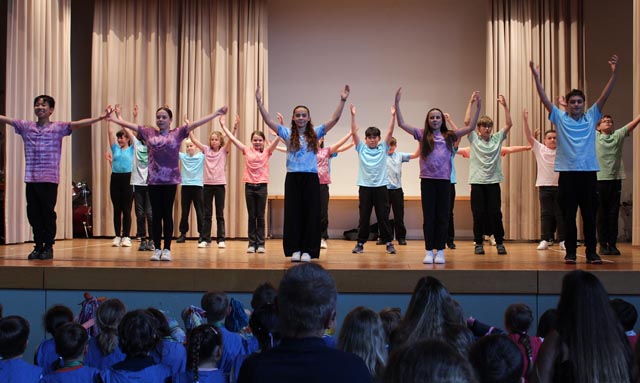 Vor ihrer Verabschiedung zeigten die 6. Klässler eine gut einstudierte Tanzperformance.  Foto: Monika Hauswirth