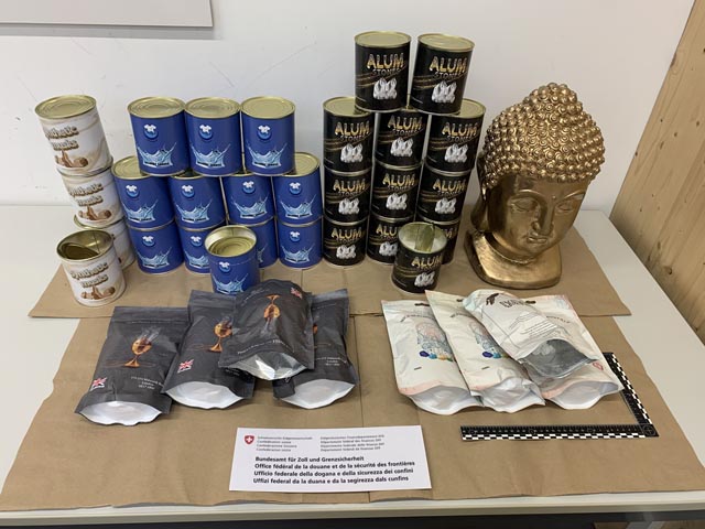 Die sichergestellten Behältnisse mit Drogen-Inhalt. Foto: bazg