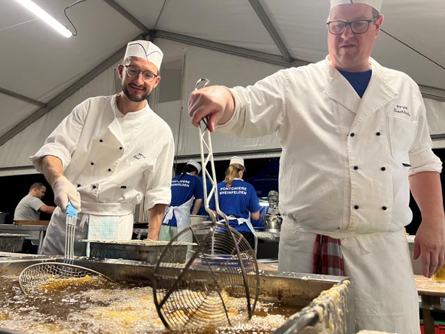 Hannes Oberholzer und Christian Urwyler an der Fisch-Fritteuse. Foto: Simon De Bona