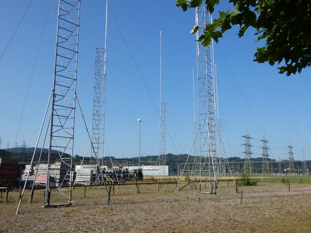 Ein Teil der Bauprofile; im Hintergrund die Schaltanlage des «Stern von Laufenburg». Foto: Jörg Wägli