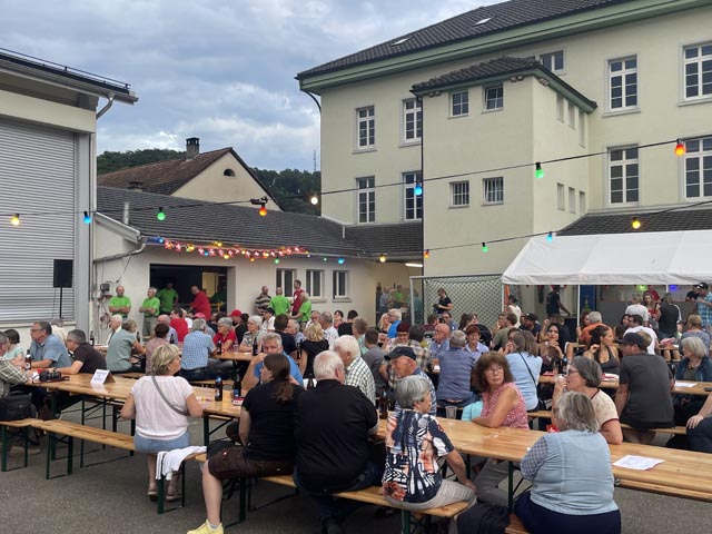 Gutgefüllte Festbänke auf dem Helliker Festplatz. Foto: Daniela Rohrer