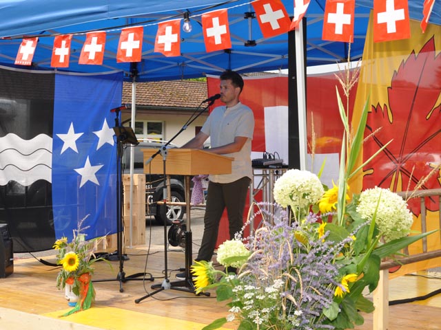 Grossrat Rolf Schmid in Ittenthal am Rednerpult. Foto: Jörg Wägli