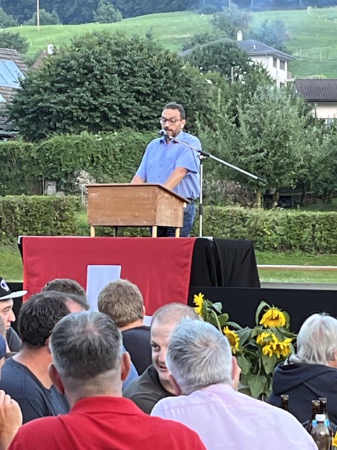 Grossrat Alex Reimann bei seiner Festansprache. Foto: zVg