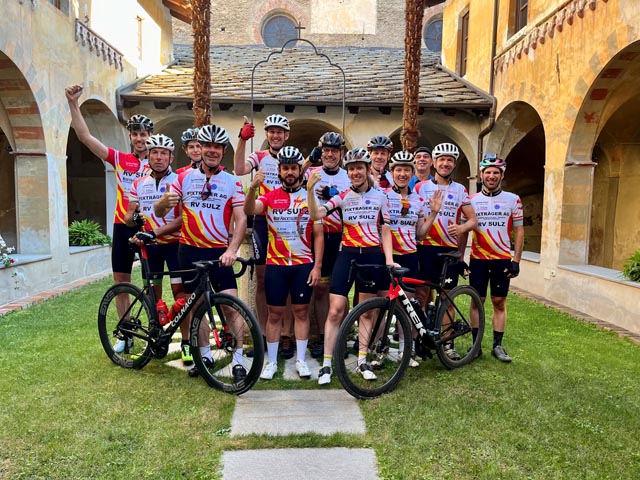 Die Gruppe der motivierten Radfahrer*Innen des RV «Helvetia» Sulz vor dem Start der letzten Etappen in Susa ITA. Foto: zVg