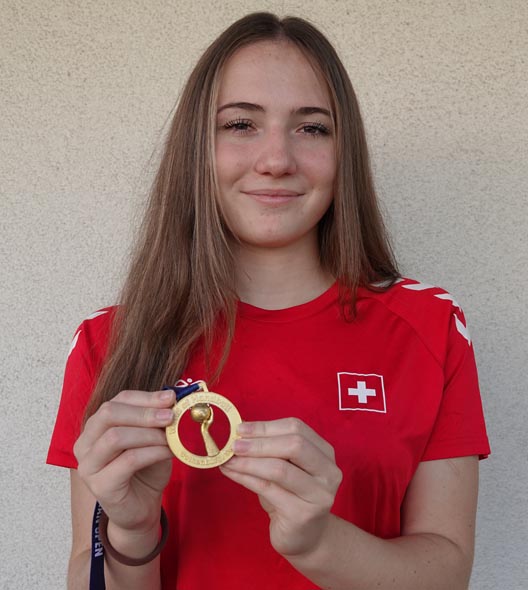 Jessica Acklin mit der Goldmedaille, die sie mit der U16-Nationalmannschaft in Göteborg an der Handball-EM gewonnen hat. Foto: Peter Schütz