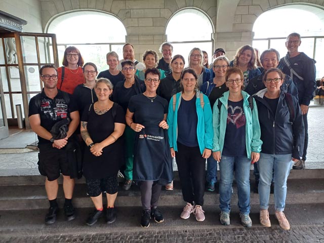 Die Samariterschar bei der Wasserkirche in Zürich. Foto: zVg