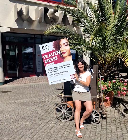 eranstalterin Anja Inderwildi mit dem «Frauenmesse»-Plakat vor dem Kursaal Bad Säckingen, wo der Messe-Event am 21. und 22. September stattfinden wird. Foto: zVg