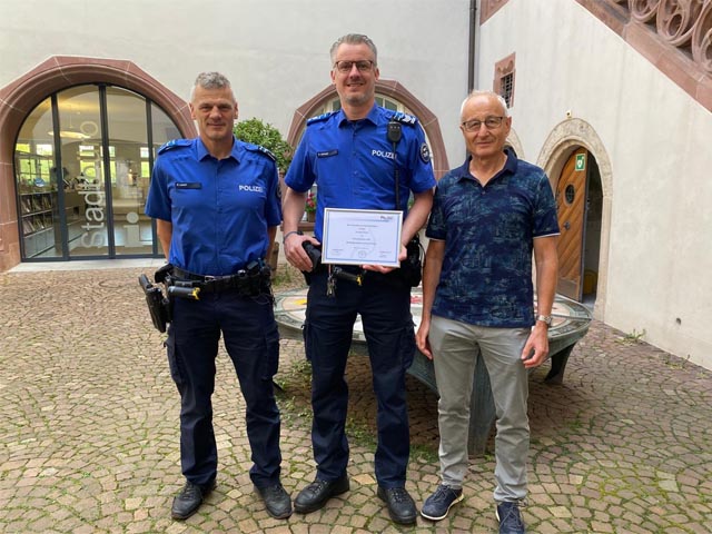 Hansueli Loosli (Leiter Regionalpolizei unteres Fricktal, links) und Stadtrat Walter Jucker (rechts) gratulieren Postenchef Silvan Schaad zur Beförderung. Foto: zVg