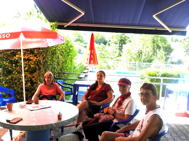 Kaffirunde beim Badi-Kiosk, in der Mitte Graziella Napoli, welche auf den 7. September zur Abschiedsparty einlädt. Foto: Bi