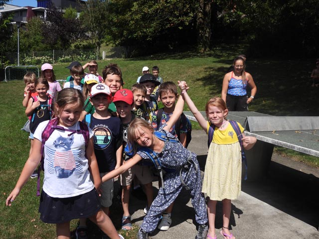 Auch für die Schule Gipf-Oberfrick bot die Badi dieser Tage Abwechslung und einen erfrischenden Ausflug. Foto: Bi