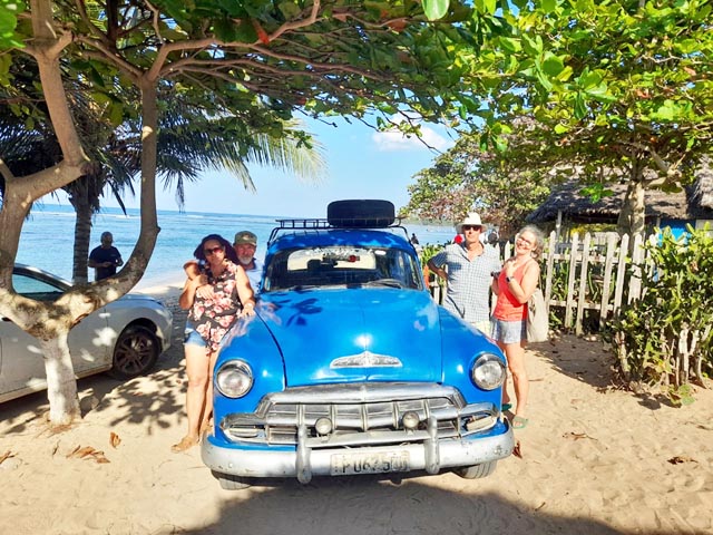 Oldtimer gehören zu Kuba wie Zigarren, Rum und Salsa: Markus Fischler mit seiner Frau (links) und Bekannten. Foto: zVg