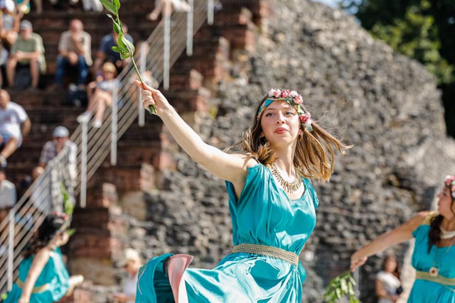 Tanzauffuehrung im Theater. 