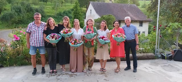 Links: Reto Herzog, Gemeinderat Wölflinswil; rechts: Heinz Herzog, Gemeinderat Oberhof; dazwischen von links: die Jubilarinnen Sandra Rabenseifner, Claudia Dürr, Sibylle Salib, Lucia Benz, Claudia Bossard und Emma Büchler. Foto: zVg