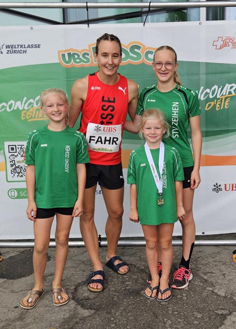 Bild (von links): Die drei Schwestern Anja, Selina und Ilenia (vorne) mit Annina Fahr (400m-Hürdenläuferin). Foto: zVg
