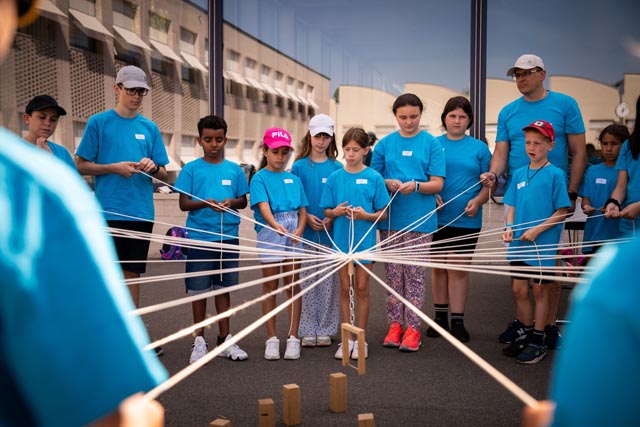 Unter dem Motto «Gemeinsam unterwegs» kamen über 460 Ministrantinnen und Ministranten bei schönstem Wetter zusammen, um mit witzigen Spielen und fantasievollen Postenläufen gemeinsam den Aargau zu erkunden und sich und die anderen Scharen kennenzulernen. Foto: zVg