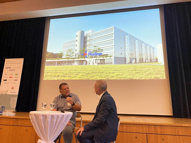 Patrick Rohr im Gespräch mit Marcel Aumer (links) der hier eine Visualisierung des künftigen grössten Rechenzentrums der Welt in Laufenburg zeigt. Foto: Sonja Fasler