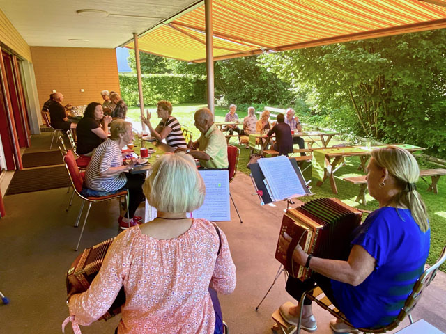 Rund 40 Personen nahmen an der Feier teil. Foto: Fritz Imhof