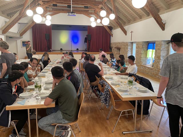 Das Integrationsprojekt verbindet Menschen unterschiedlicher Herkunft durch gemeinsames Kochen und Essen. Foto: zVg