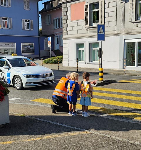 Die Regionalpolizeien übten mit den Kindern, wie man den Schulweg sicher bewältigt. Foto: zVg 