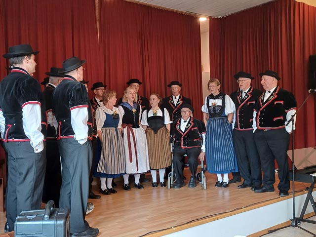 Nach dem Gottesdienst trafen sich die Festbesucher im Pfarreisaal zum Pasta-Plausch mit viel Musik. Foto: Fabrice Müller