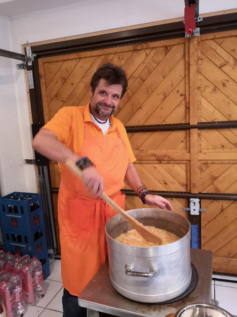 Grossrat und Fraktionspräsident Die Mitte Aargau sowie Risotto-Koch Alfons P. Kaufmann. Foto: zVg