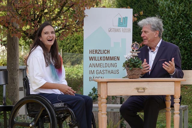 Ein herzliches Lachen. Bronzemedaillengewinnerin Ilaria Olgiati im Gespräch mit Radio-Legende Berni Schär. Foto: Peter Schütz