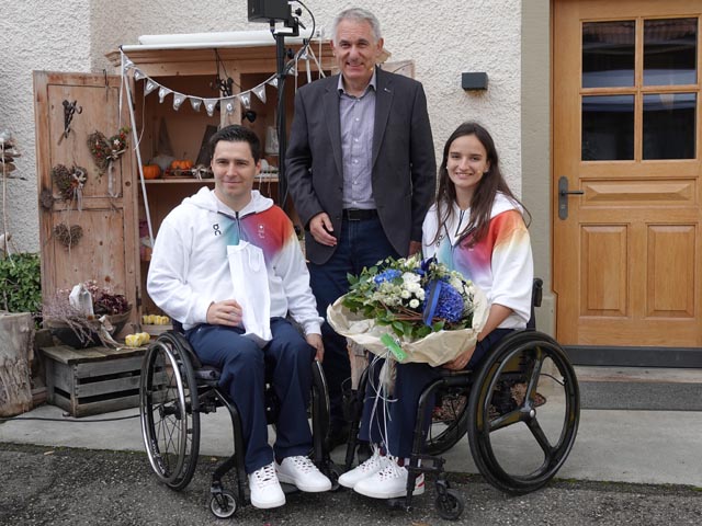 Regierungsrat Alex Hürzeler gratulierte Luca und Ilaria Olgiati zu deren Erfolgen an den Paralympics. Foto: Peter Schütz