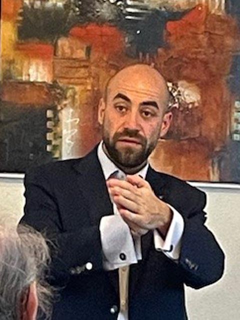 Daniele Mezzi beim Senioren-Mittagstisch in Böztal. Foto: zVg