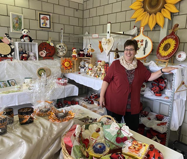 Susi Möri inmitten ihrer Kreationen. Foto: Sonja Fasler