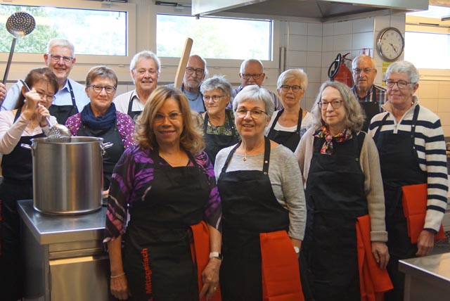 Das Kochteam des Mittagstischs freut sich über die neuen Schürzen. Foto: zVg