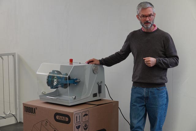 Kurator Michael Hiltbrunner am Schüttelmischer Turbula von Paul Schatz. Foto: Peter Schütz