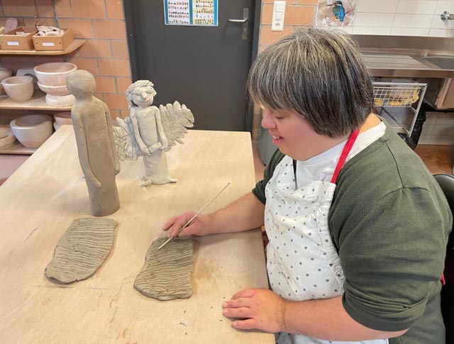 Entstehung eines einzigartigen Engels aus Ton: Künstlerin Christina Bacharidis. Foto: zVg