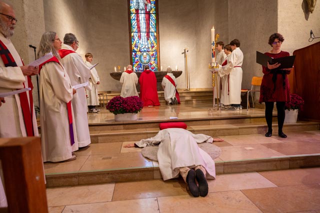 Die Kandidatin legt sich vor dem Weiheakt in Kreuzform auf den Boden vor dem Altarraum. Foto: Andreas Häusler