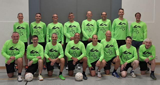 Spieler der drei Schupfarter Mannschaften mit den Vertretern der Sponsoren. Foto: zVg