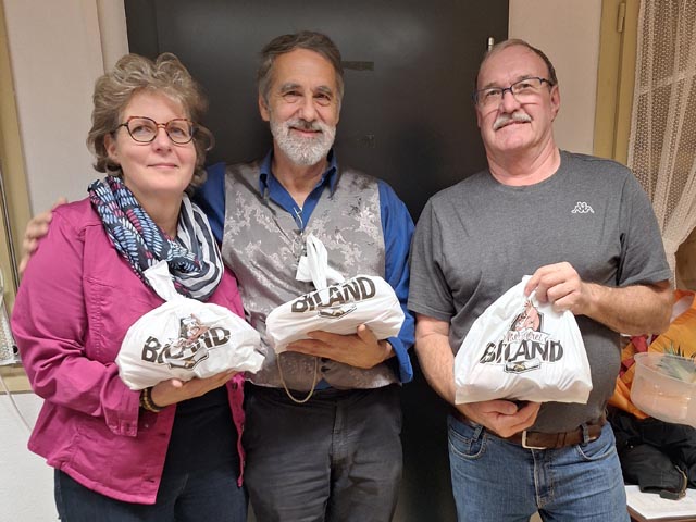 Das Siegertrio im Haupt- und Nachdoppel (von links): Gabriela Troller (3.) , Walter Frey (1.), Beat Heiniger (2.). Foto: zVg