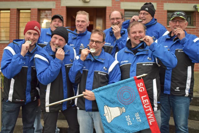 Bewiesen auch mit der Silbermedaille Humor und Biss: Die SG Leutwil mit (vorne, von links) Marco Lüscher, Hanspeter Gloor, Christian Rauch, Christian Gloor; (hinten) Werner Neeser, Joachim Merz (Ersatz), Matthias Lüscher, Bruno Emori und Hansueli Lüscher. Foto: wr