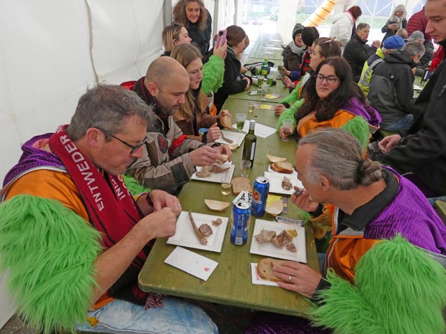 Traditionelles Säuschwänzli-Ässe. Fotos: Jörg Wägli