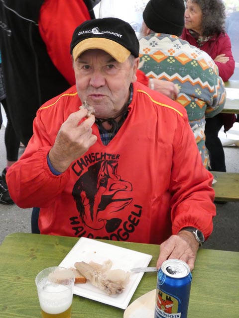 Traditionelles Säu&shy;schwänzli-Ässe. Foto: Jörg Wägli