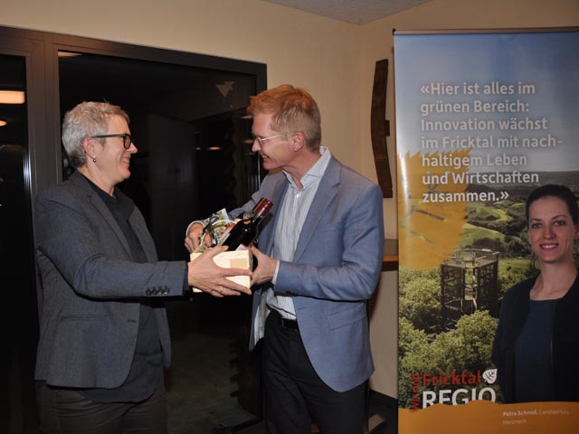 Fricktal-Regio-Präsidentin Françoise Moser dankt dem Referenten Beat Habegger für dessen spannende Ausführungen. Foto: Jörg Wägli