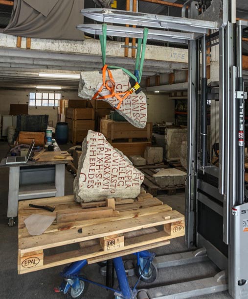 Inschriftenstein sind meist mehrere Hundert Kilogramm schwer und deshalb schwer auszustellen: Inschriftenstein im Depot der Kantonsarchäologie. Foto: © Kantonsarchäologie, Kanton Aargau