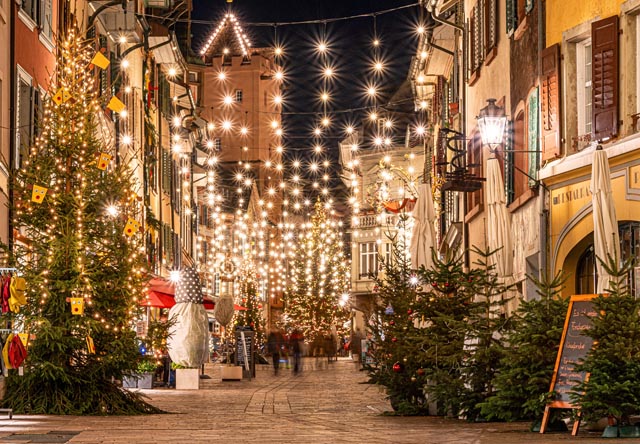 Stimmungsvolle Weihnachtsbeleuchtung in der Rheinfelder Altstadt. Foto: Matthias Hausherr