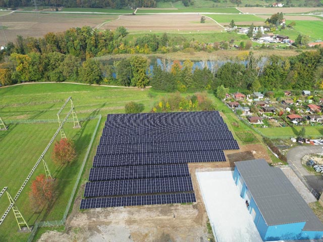 Die Photovoltaik-Freiflächenanlage in Spreitenbach. Foto: AEW Energie AG