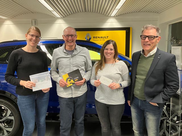 Fabienne Benz (stellvertretend für Lara Benz), Ewald Steinacher, Sabrina Zundel (stellvertretend für Isabelle Hochreuter) und Heinz Frei (von links). Foto: zVg