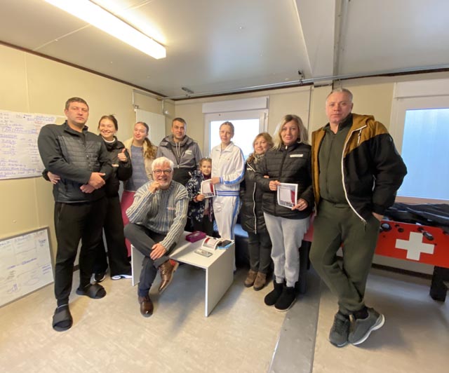 Die lokale Sprache zu erlernen hilft Migrantinnen und Migranten, sich in ihrer neuen Umgebung zurechtzufinden. Ralf Rodrigues vom sprachmobil.ch (Bild, sitzend) unterrichtet in der Asylunterkunft in Frick einmal wöchentlich Ukrainerinnen und Ukrainer in Deutsch. Foto: Sonja Fasler